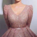 Chic Evening Dress with Shimmering Accents and Flowing Hem