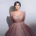 Chic Evening Dress with Shimmering Accents and Flowing Hem