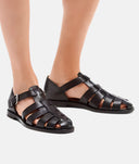Fashionable sandals with straps and an elegant cut