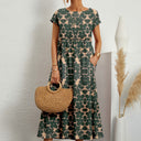 Chic Short-Sleeved Midi Dress with Round Neckline