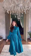 Chic Evening Dress with Puff Sleeves and High Collar