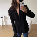 Chic Women's Blazer with Stylish Cut and Pockets