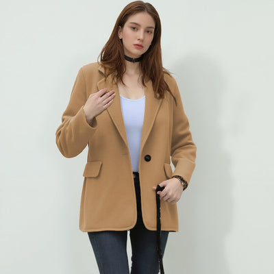 Chic Women's Blazer in Tailored Design