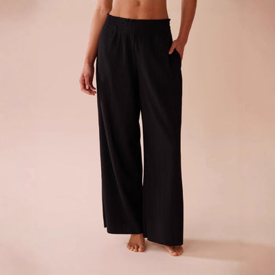 Chic Pleated Women's Trousers in Trendy Styles