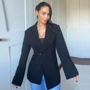 Chic Women's Blazer with Functional Pockets