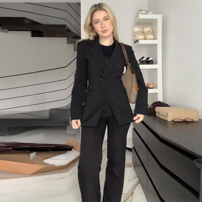 Chic Women's Blazer with Functional Pockets