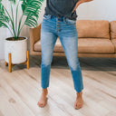 Chic High-Waist Jeans with Button Detail & Fringed Hem