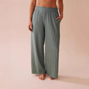 Chic Pleated Women's Trousers in Trendy Styles