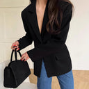 Chic Women's Blazer with Stylish Cut and Pockets