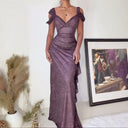 Stunning Evening Dress with Shimmering Fabric and Sophisticated Slit