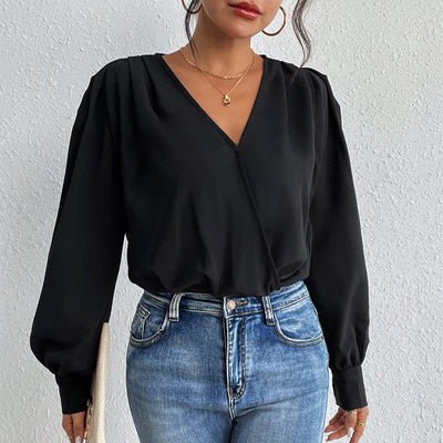 Chic Blouse with Flowy Sleeves and V-Neck Design