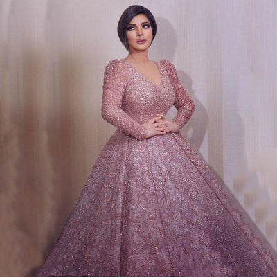Chic Evening Dress with Shimmering Accents and Flowing Hem
