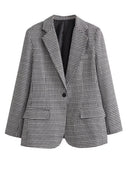 Chic Women's Blazer Jacket with Modern Cut and Stylish Pockets
