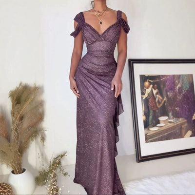 Stunning Evening Dress with Shimmering Fabric and Sophisticated Slit