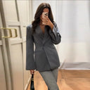 Chic Women's Blazer with Functional Pockets