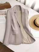 Chic Women's Blazer with Modern Cut and Stylish Pockets