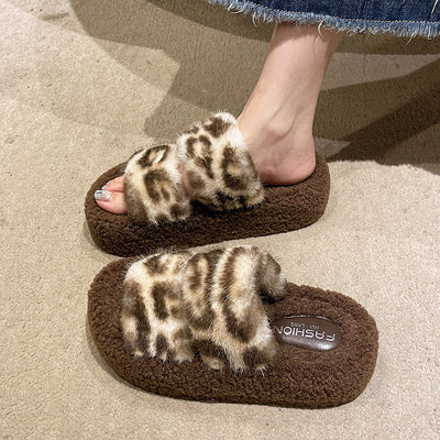 Cozy Plush Women's Slippers with Leopard Accents