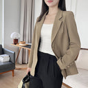 Chic Women's Blazer Jacket with Structured Design and Handy Pockets