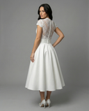 Exquisite Lace Wedding Dress with Flowing Skirt