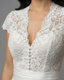 Exquisite Lace Wedding Dress with Flowing Skirt