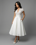 Exquisite Lace Wedding Dress with Flowing Skirt