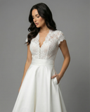 Exquisite Lace Wedding Dress with Flowing Skirt
