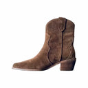 Chic Suede Western Boots for Stylish Outings