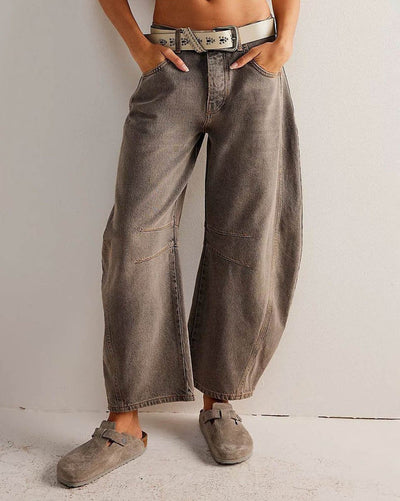 Chic Women's Straight Jeans - Trendy Style